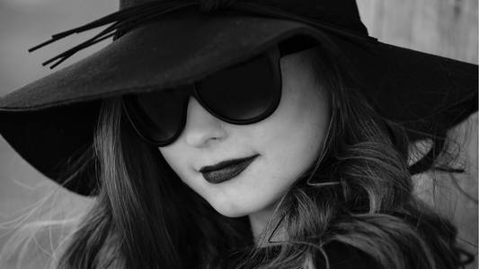 woman with sunglasses and hat